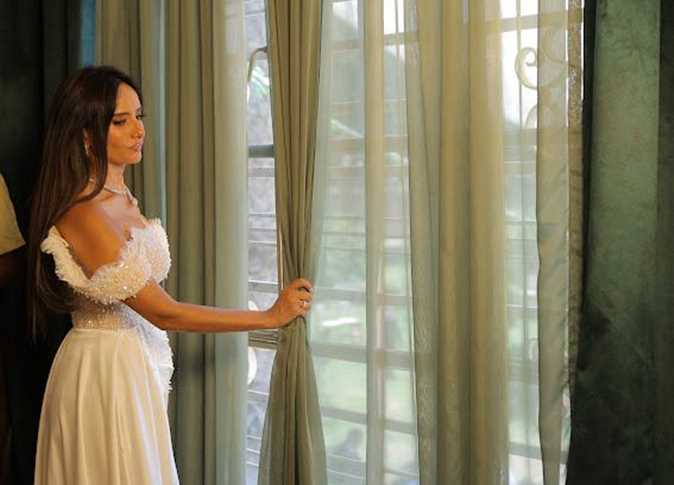 زينة تتصدر التريند بسبب مسلسل ورد وشوكولاتة وإطلالاتها الجريئة